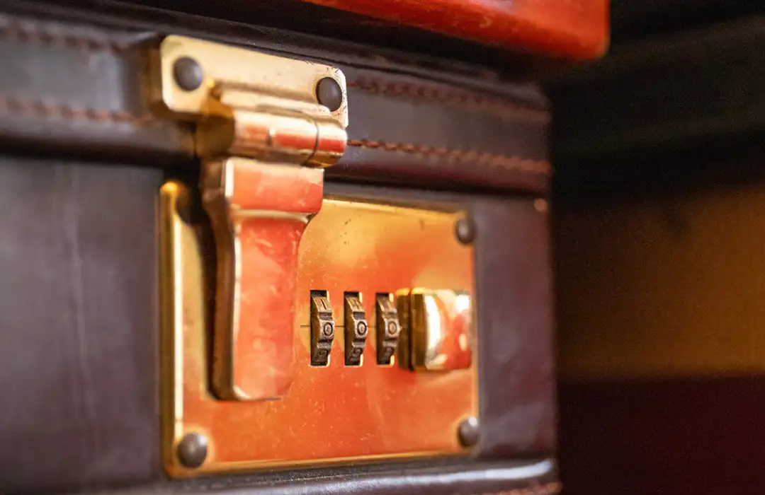 Photo d'une malette avec un code